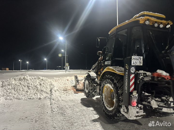 Уборка снега трактором