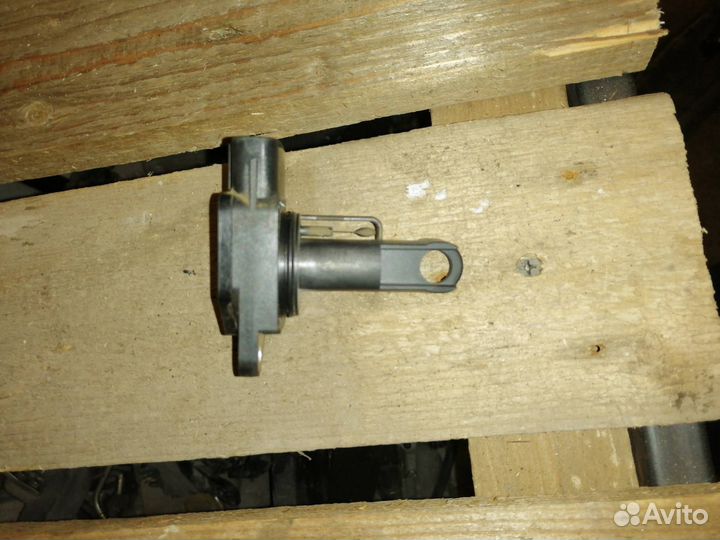 Расходомер воздуха Toyota Voxy AZR60G 2220422010