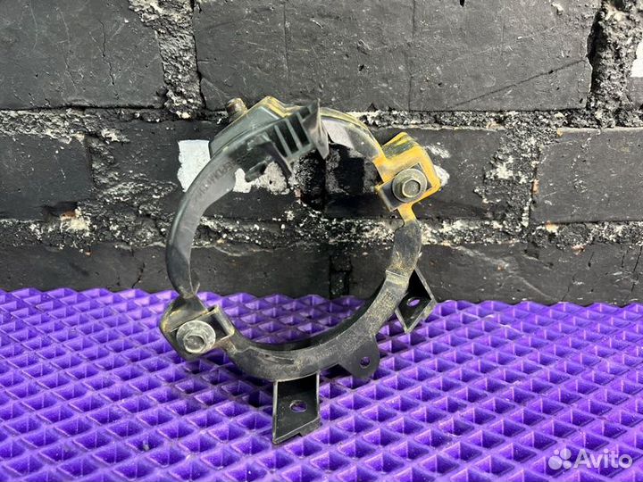 Кронштейн противотуманной фары правый Nissan