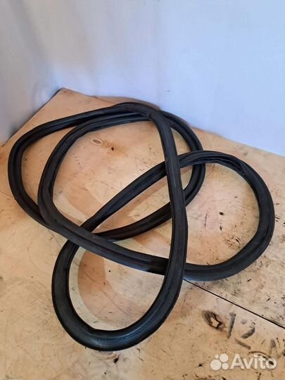 Уплотнитель двери VW Passat (B7) 2011