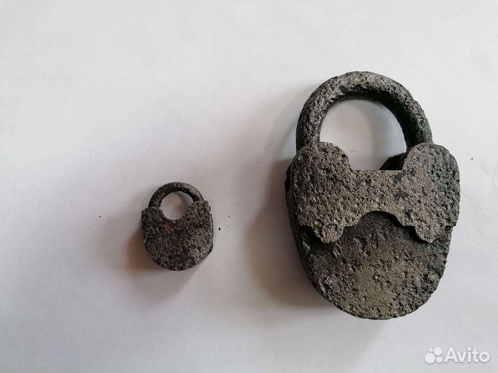 Навесной замок старинный