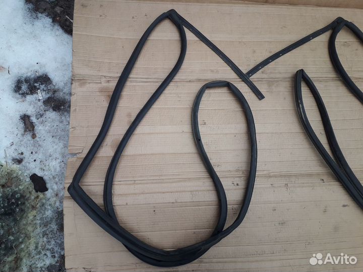 Уплотнитель двери задний Mitsubishi Grandis I