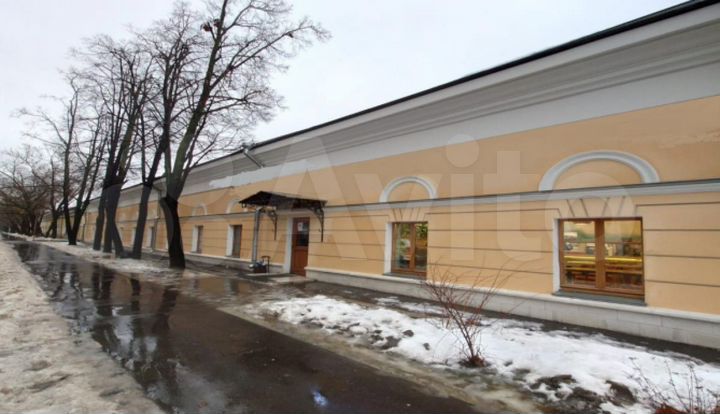 Помещение с отдельным входом с улицы рядом со вход