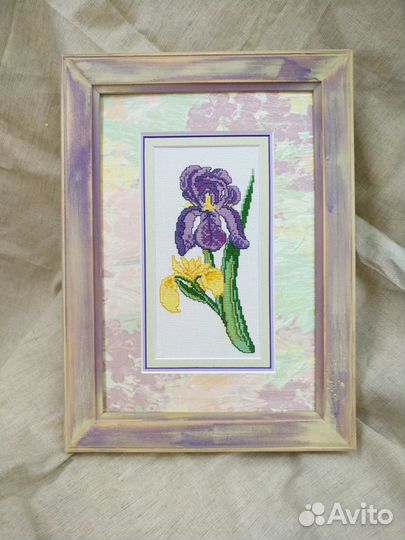 Вышитая картина в дизайнерской деревянной раме