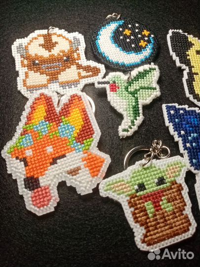 Брелоки и значки из вышивки крестом