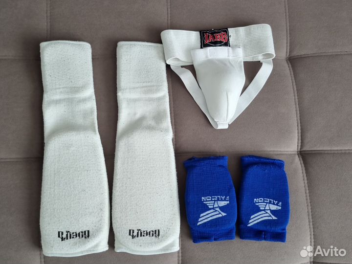 Форма для карате,шлем красный.Белый продан