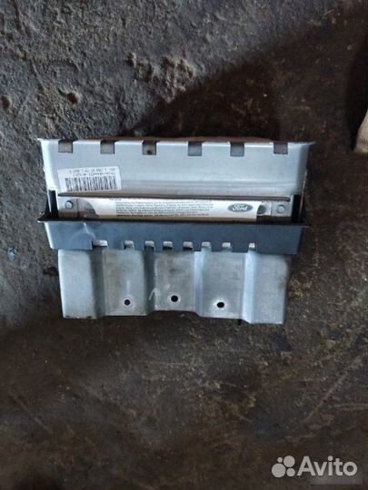 Подушка безопасности в торпеду Ford Fusion