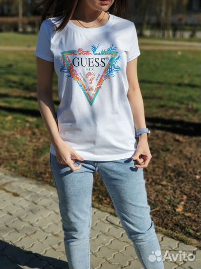 Женская футболка Guess: для ярких моментов