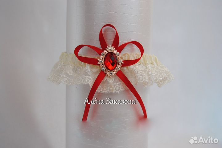 Подвязка красная с брошкой