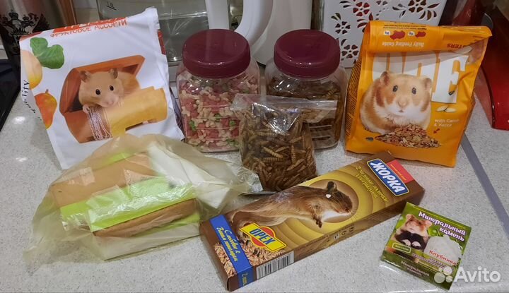 Корм, лакомства и сено для хомяка