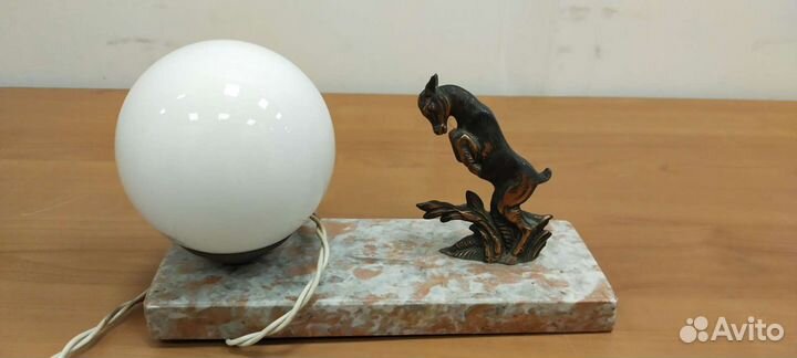 Лампа настольная мягкая подсветка на мраморе