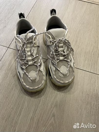 Кроссовки женские