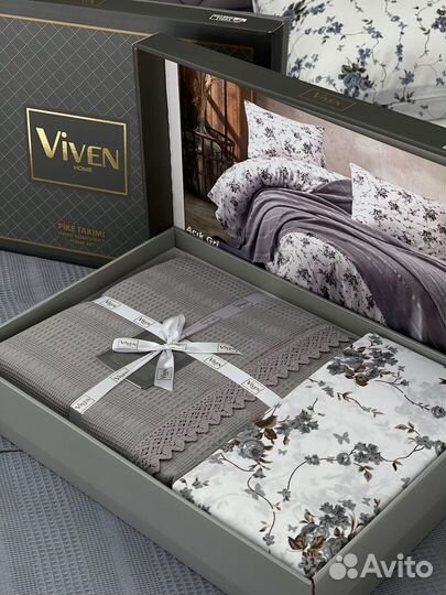 Постель с покрывалом