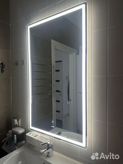 Зеркало с подсветкой и часами