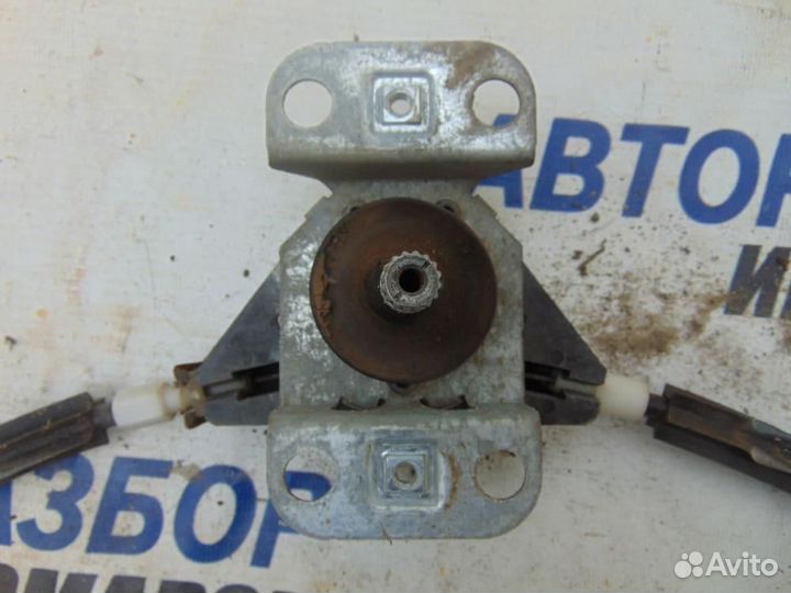 Стеклоподъемник механ. задний правый для Volkswage