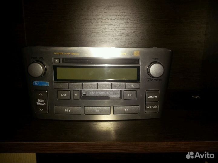 Бампер, штатная магнитола на Тойота Авенсис