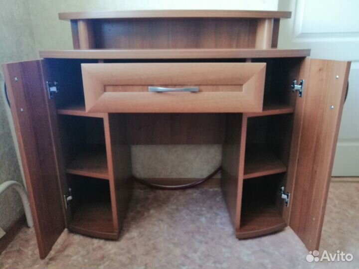 Туалетный столик с зеркалом