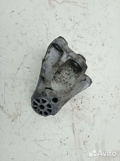 Кронштейн опоры двигателя левый Ауди Q7 Touareg 7L