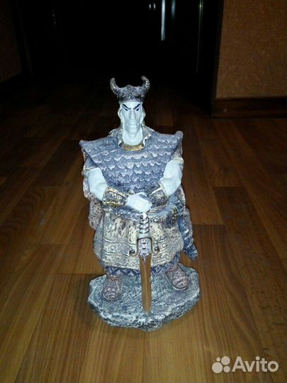 Статуэтка воина с мечом