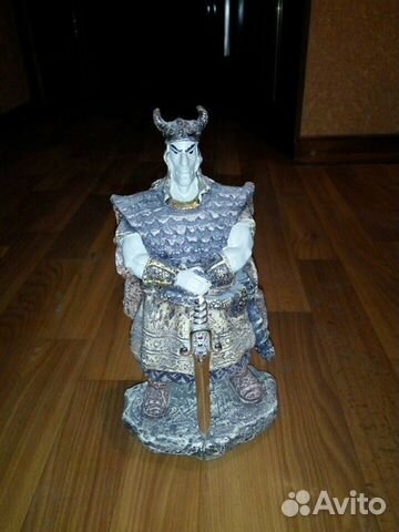 Статуэтка воина с мечом