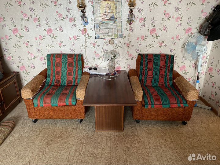 Кресло и стол