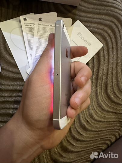Телефон iPhone SE 32Gb Gold