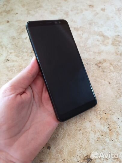 Смартфон Samsung Galaxy A8 (2018) 32GB (черный)