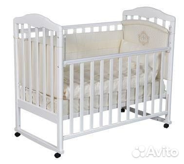 Детская кроватка на колесиках