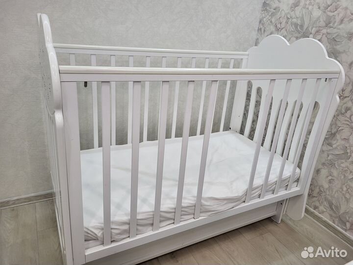 Детская кроватка с поперечным маятником