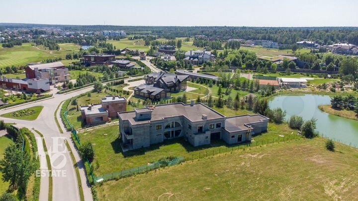 Дом 1000 м² на участке 55 сот.