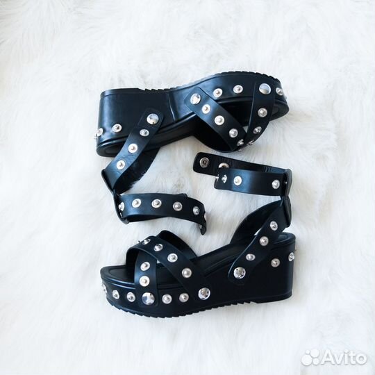 Сандалии на платформе с заклепками