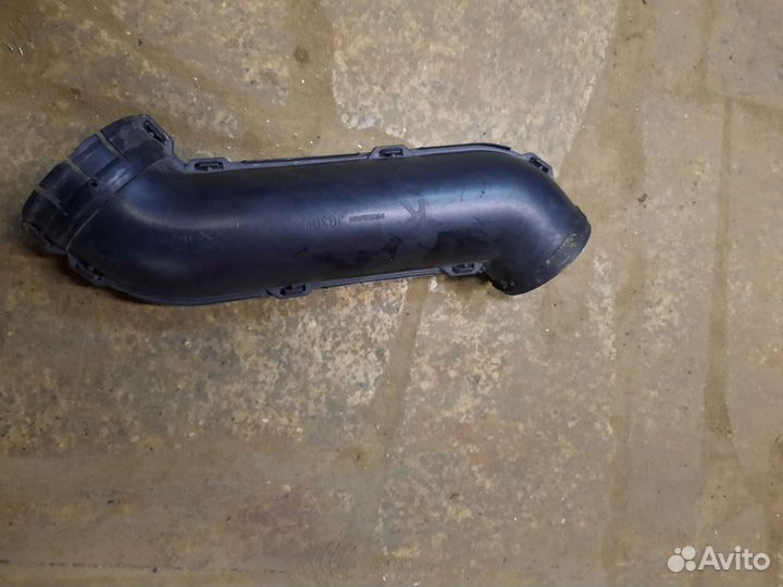 Трубку воздушного фильтра на Ниссан Х-Траил Т-31
