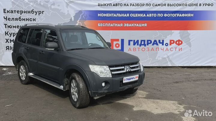 Ручка внутренняя потолочная левая Mitsubishi Pajer