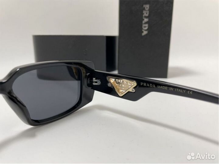 Солнечные очки Prada