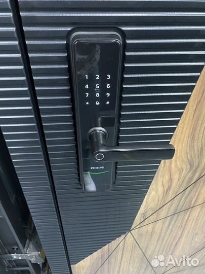 Дверь входная с биометрическим замком