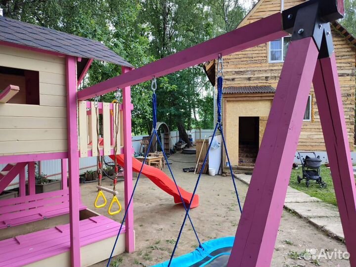 Детский деревянный домик на сваях