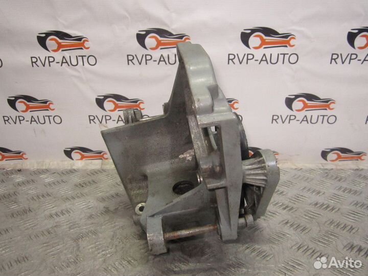 Кронштейн Volkswagen Passat B3 1988-1993