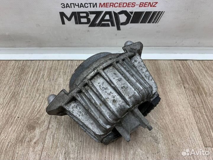 Подушка двигателя Mercedes W204