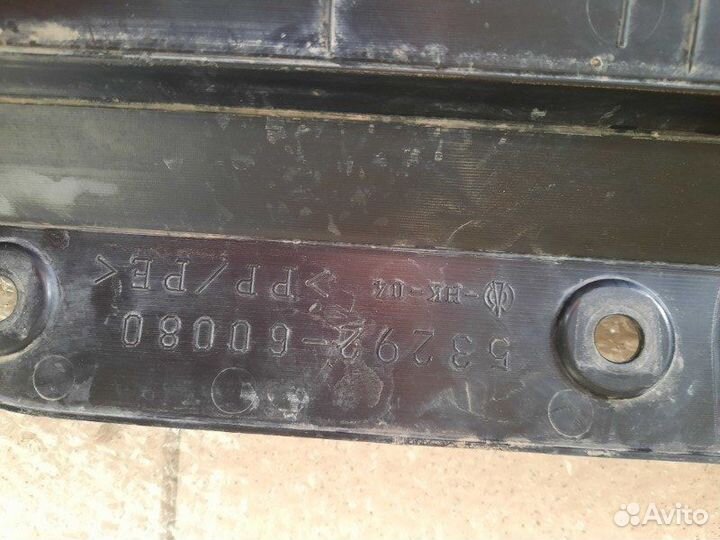 Накладка замка капота передняя Тoyota Land Cruiser