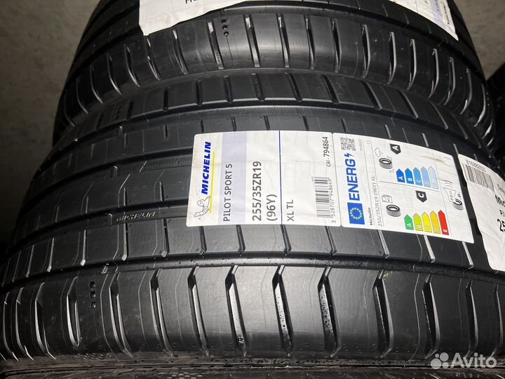 Michelin Pilot Sport 5 255/35 R19