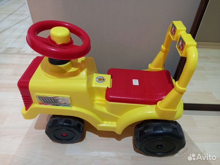 Машинка каталка трактор