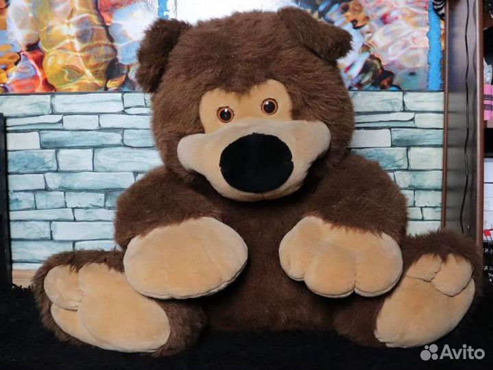 Большой плюшевый медведь