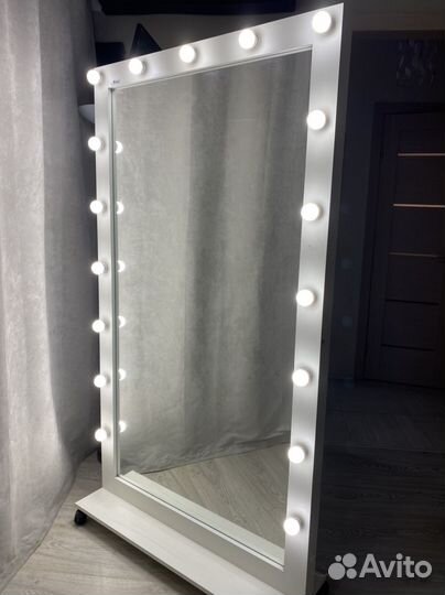 Зеркало с лампами на колесах