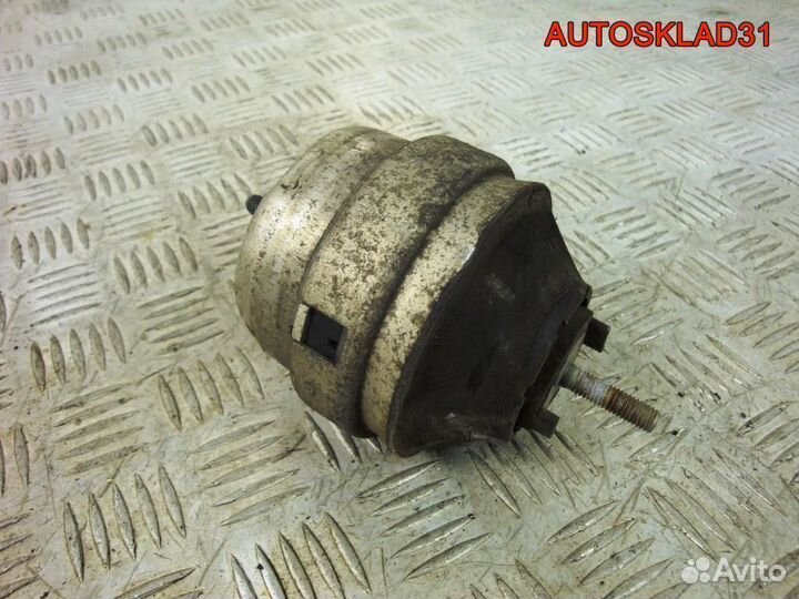 Опора двигателя левая VW Passat B5+ 8D0199379J