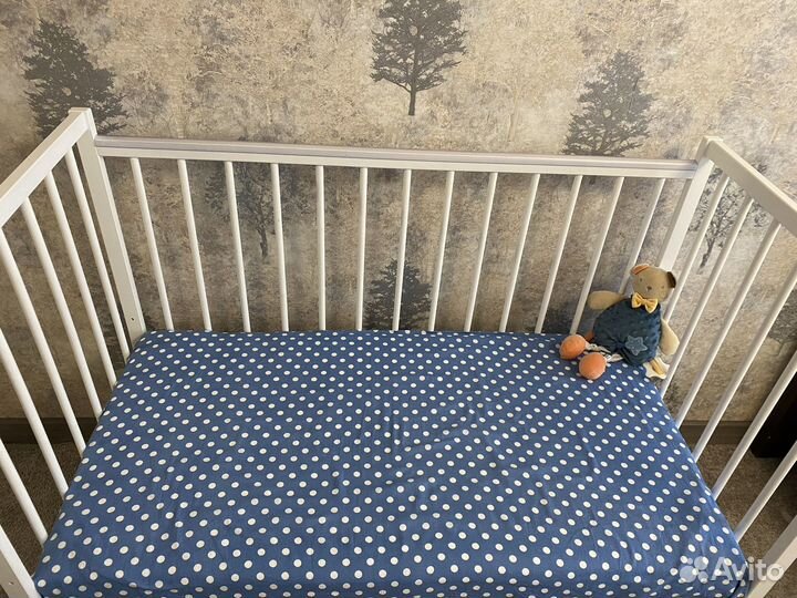 Детская кроватка с маятником белая