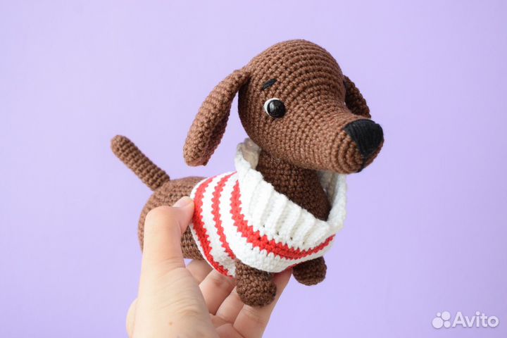 Вязаная игрушка собака такса