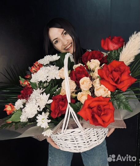 Корзина плетеная с цветами