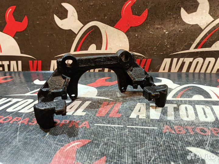 Скоба суппорта передняя правая Volkswagen Passat