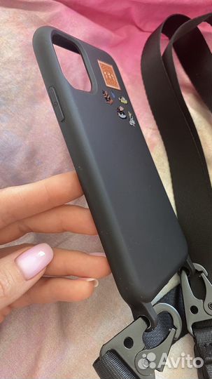 Чехол на iPhone 11 с ремешком черный