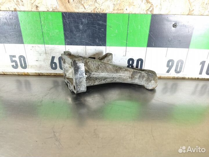 Кронштейн двигателя E 123